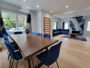 Modern luxury 3 bedroom home next to La Cienega Plaza with parking, WiFi, TV, BBQ 10 minutes to Rodeo Drive